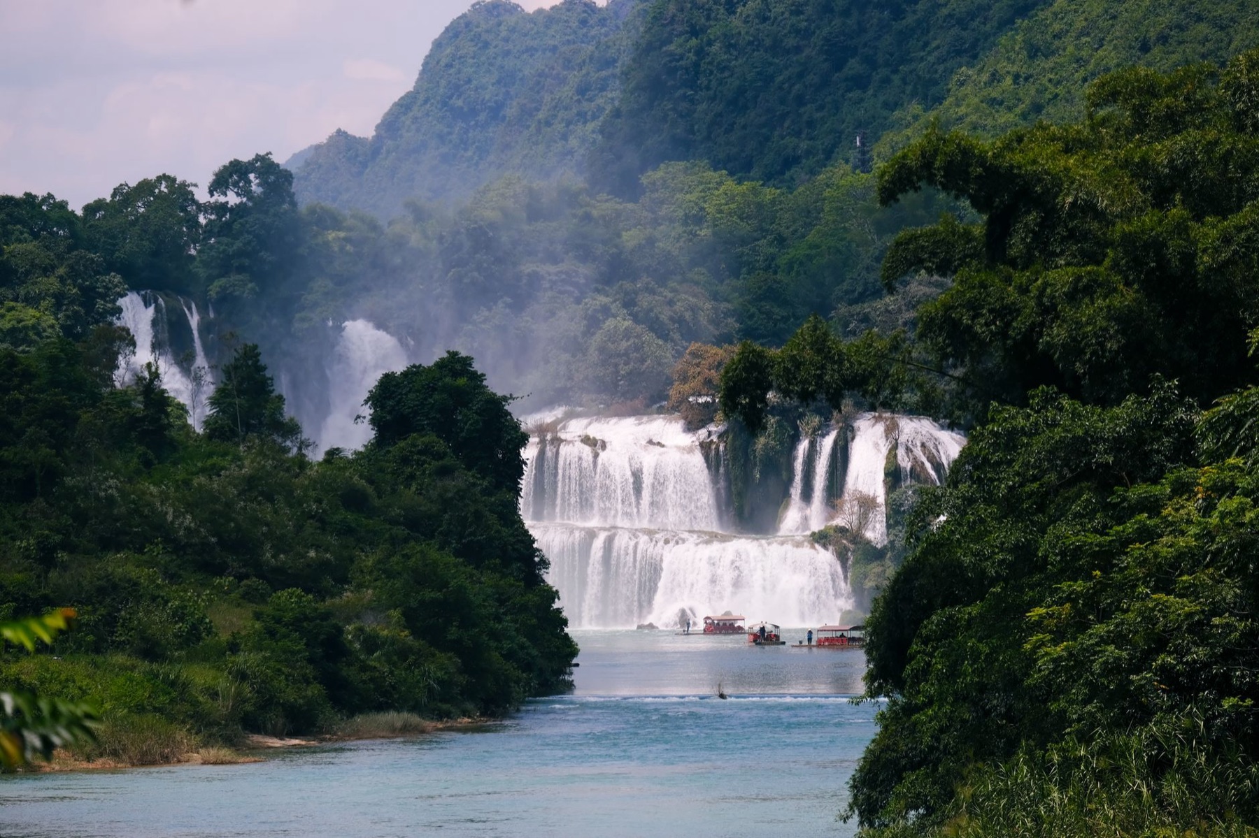Cao Bang — Majestic view of Ban Gioc Waterfall surrounded by vibrant foliage in Vietnam, pe
