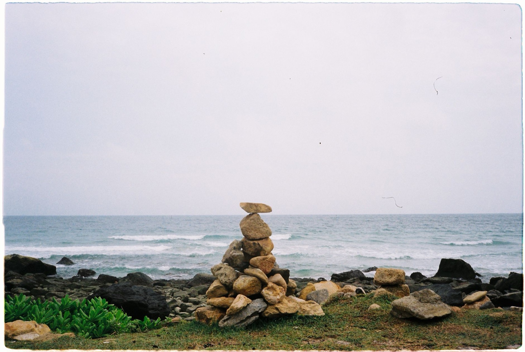 Con Dao — Tranquil beach view with stacked stones on the coast in Ba Ria - Vung Tau, Vietn