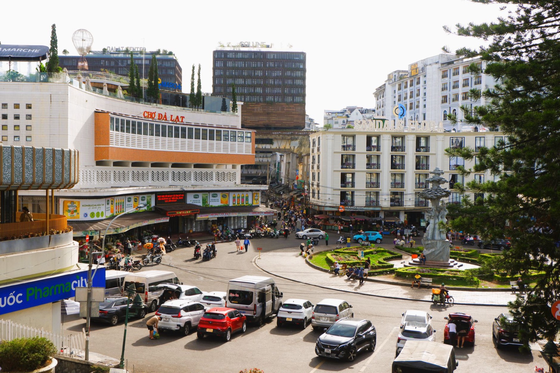 Da Lat — Explore the bustling Chợ Đà Lạt market square in sunny Đà Lạt, Vietnam.
