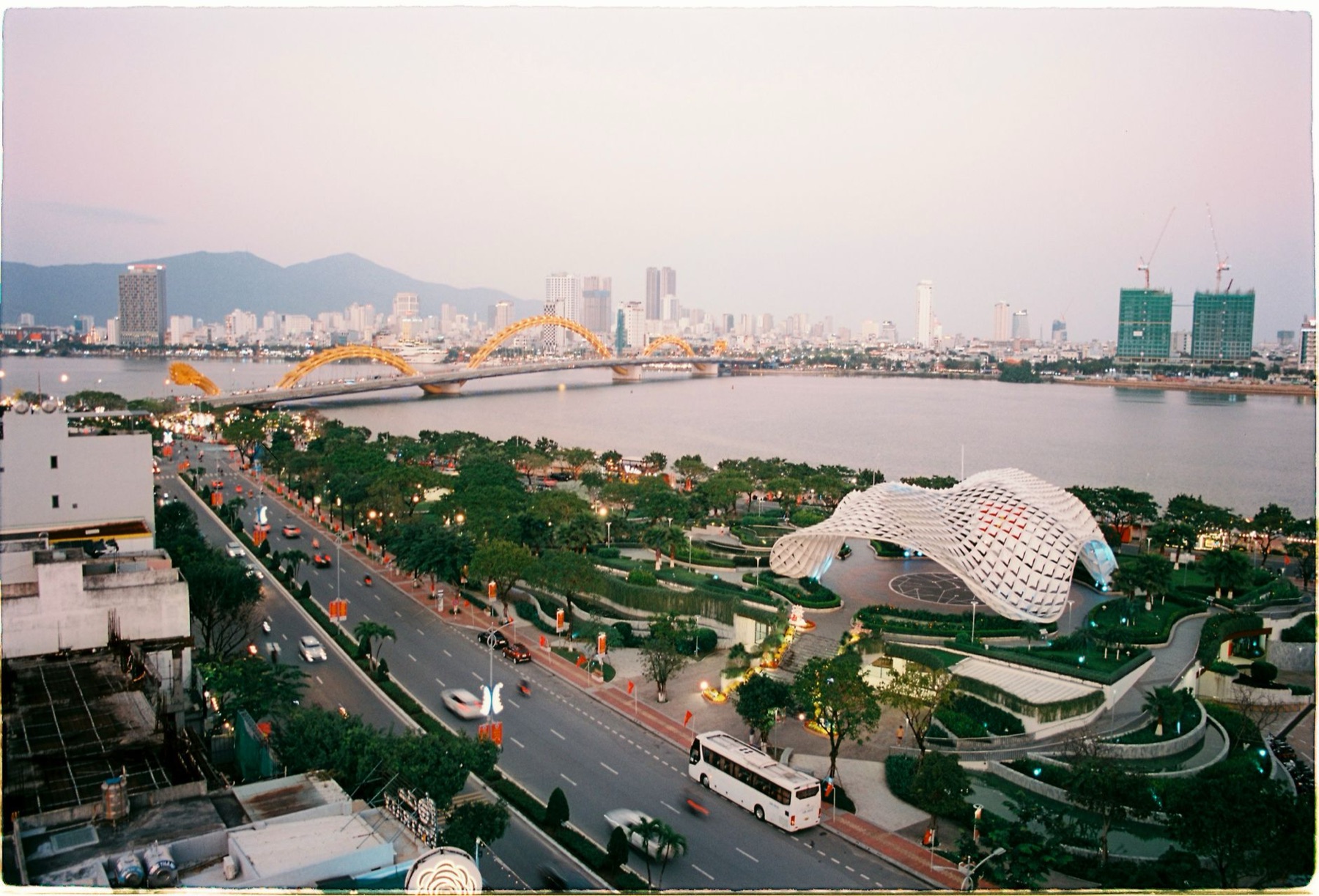 Da Nang — Scenic aerial view of Đà Nẵng cityscape featuring the iconic Dragon Bridge and r