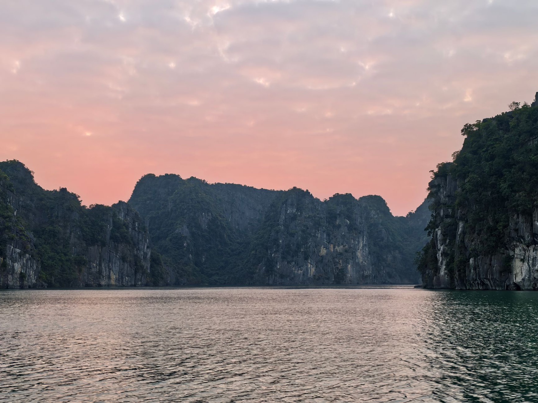 Ha Long Bay — Beautiful view of Halong Bay's limestone formations with a pink sunset sky.