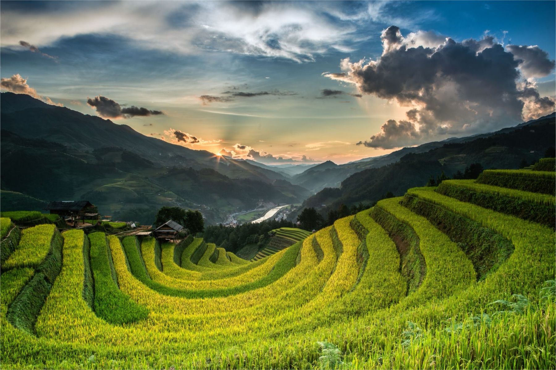 Mu Cang Chai — Breathtaking view of rice terraces at sunset in Yên Bái, Vietnam, showcasing nat