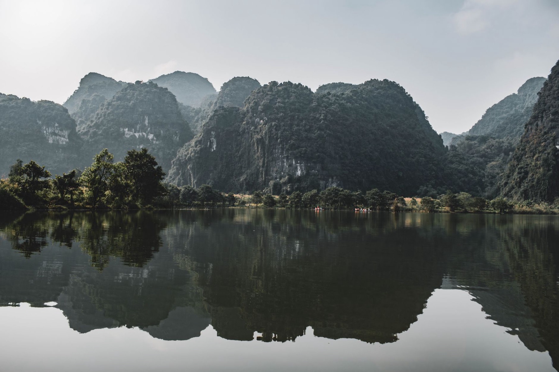 Ninh Binh — Peaceful reflection of limestone mountains in Ninh Bình, Vietnam's tranquil wate