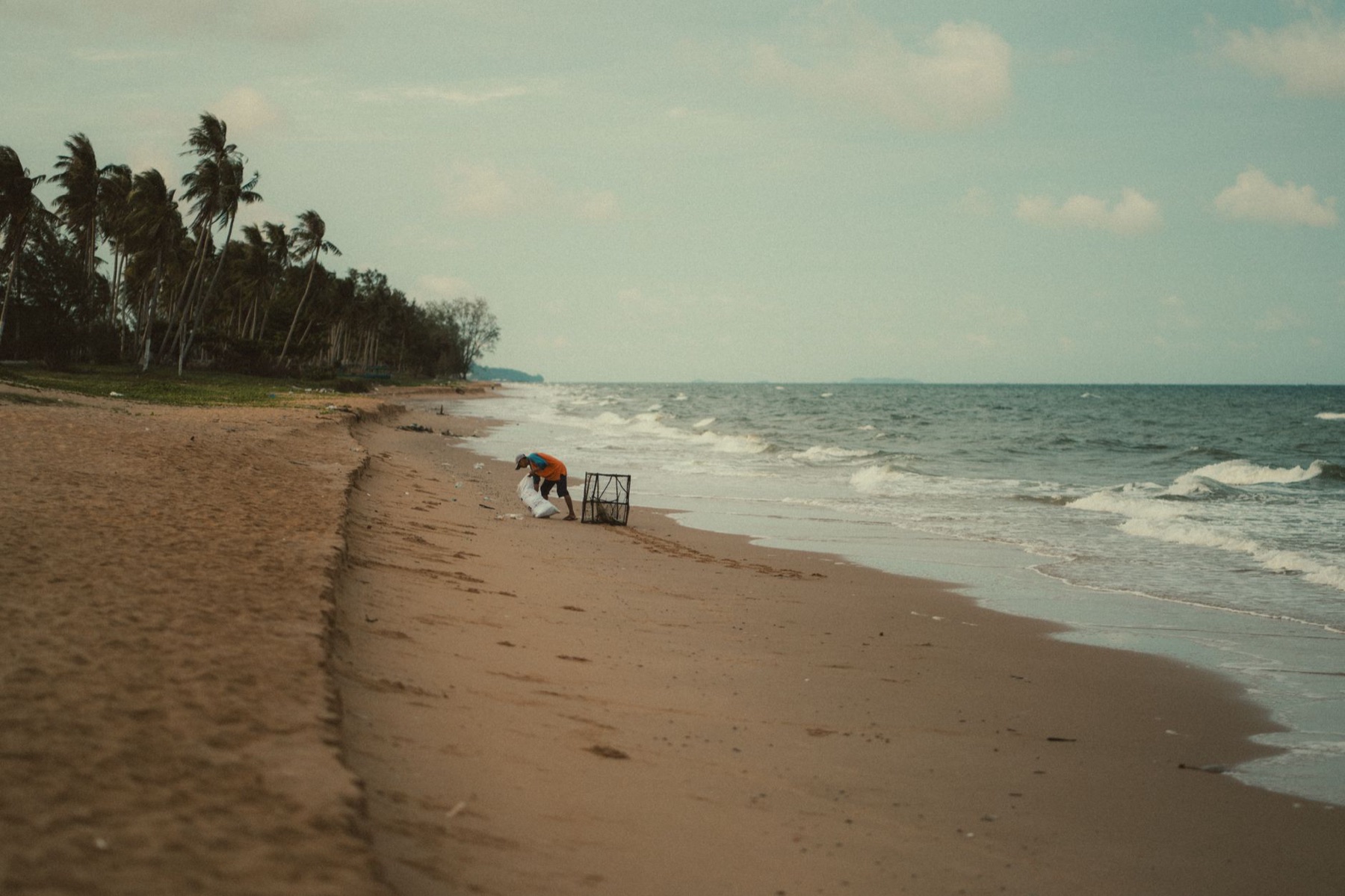 Phu Quoc — Peaceful day at the beach in Phu Quoc with palm trees and ocean waves.
