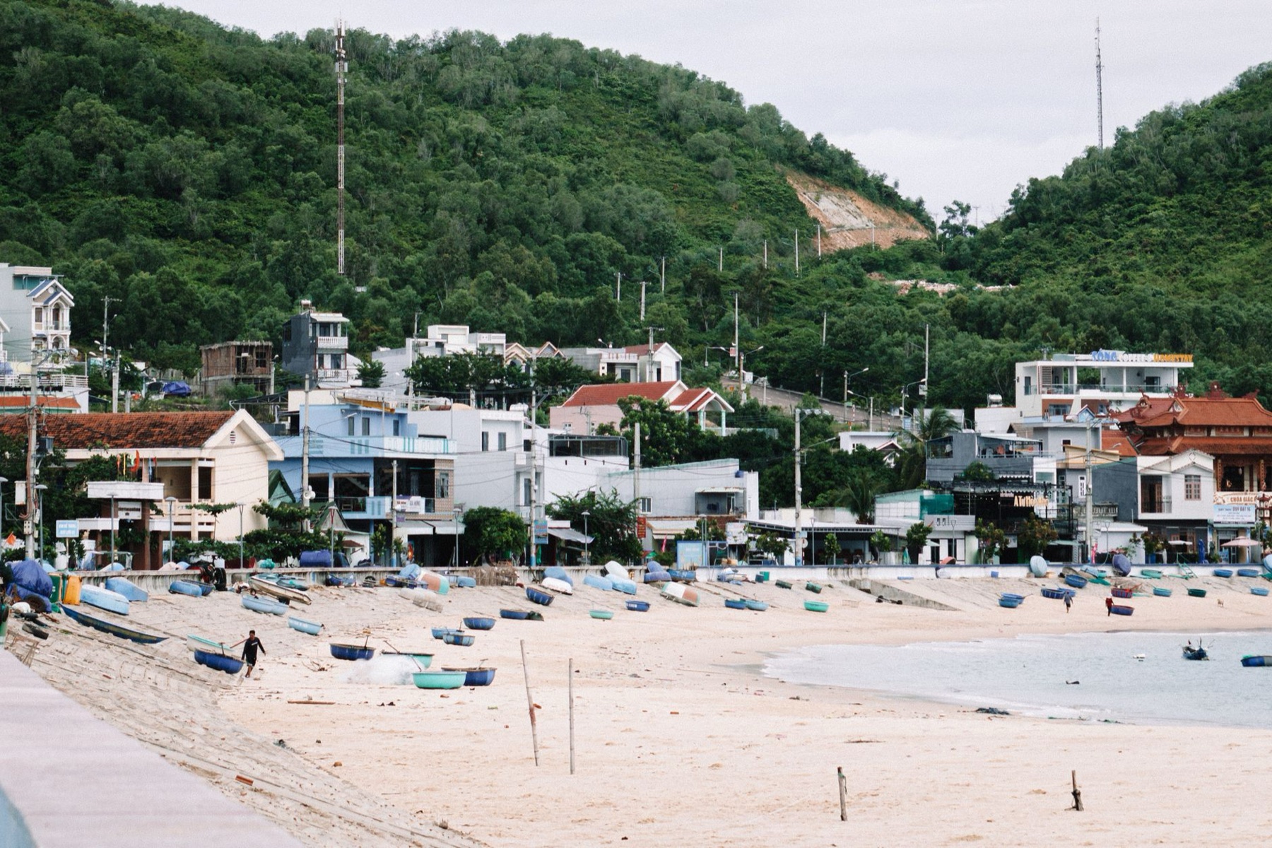 Quy Nhon — Scenic view of a beach and fishing village with boats in Quy Nhon, Vietnam.